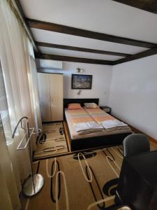 Un pat sau paturi într-o cameră la Oasis Guest House