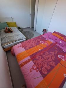 sypialnia z łóżkiem z kolorową kołdrą w obiekcie Maison avec jardin w mieście Lunel +6 zdjęć