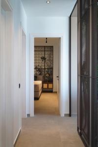 een hal met een woonkamer met een bank en een kamer bij AGAVE HILL LUXURY HOUSE in Chania