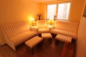 Zimmer mit 2 Stühlen, einem Tisch und einem Fenster in der Unterkunft Hotel & Restaurant Hanse Kogge in Ostseebad Koserow
