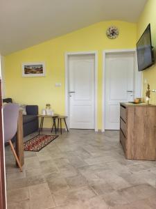 Televízia a/alebo spoločenská miestnosť v ubytovaní Apartment Pajo II + 12 fotografií