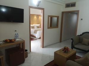 Majliss Hotel Downtown的电视和/或娱乐中心