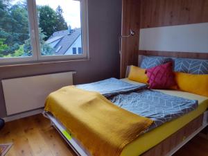 uma pequena cama num quarto com uma janela em Mini-Apartment ruhig und verkehrsgünstig in Berlin em Berlim