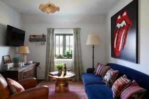 ein Wohnzimmer mit einem blauen Sofa und einem Tisch in der Unterkunft Artist Residence Oxfordshire in Oxford