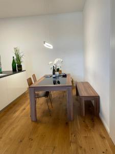 uma mesa e cadeiras num quarto com uma cozinha em Loft in bester Lage em Landau in der Pfalz