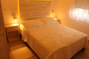 Casa d'Aroeira Residencial Boutique - Centro de Juqueí - 2 quadras do mar - Serviço de Praia - Roupa de Cama 600 fios algodão Egípcio - Toalhas Banho e Praia - Tudo Novo - Estacionamento Interno - Cozinha - Consulte unidades com Ofurô Hidro e Cromoterapia客房内的一张或多张床位