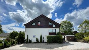 uma casa branca com um telhado preto em Gästehaus Guter Stern em Bad Steben