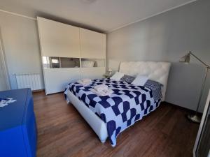 - une chambre avec un lit et une couette noire et blanche dans l'établissement Mediterraneo, à Augusta