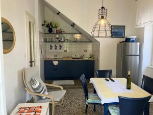 a kitchen and dining room with a table and chairs at Apartman Villa Amelia in Mošćenička Draga