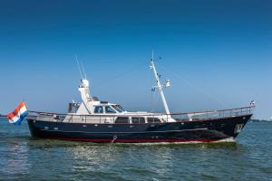 a boat in the water with a flag on it at MSBULL in Bruinisse