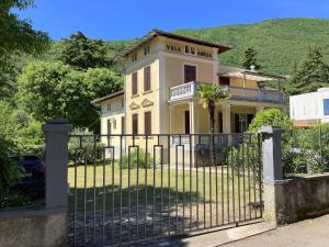 a house with a gate in front of it at Apartman Villa Amelia in Mošćenička Draga