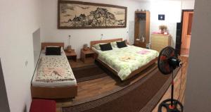 sypialnia z 2 łóżkami i biurkiem w obiekcie Prenoćište Gany w mieście Jajce