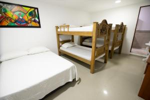 Postel nebo postele na pokoji v ubytování Hotel La Casona de Getsemani