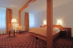 Ein Bett oder Betten in einem Zimmer der Unterkunft Hotel Hofgut Sternen