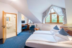 a hotel room with two beds and a bathroom at Best Western Blankenburg Hotel in Coburg