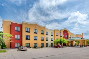 un hotel con coches estacionados en un estacionamiento en Comfort Suites near Route 66, en Springfield