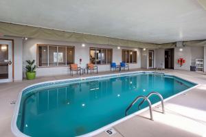 una piscina en una casa en Comfort Inn & Suites Greenville I-70, en Greenville