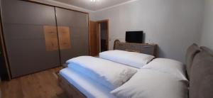 Postel nebo postele na pokoji v ubytování Am Kaltenbach - Spital am Semmering, Stuhleck