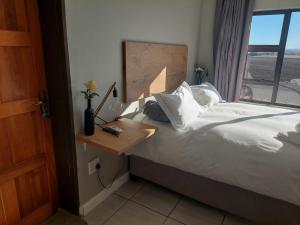 Un pat sau paturi într-o cameră la Leopolds Rest