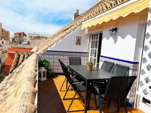 eine Terrasse mit einem Tisch und Stühlen auf dem Balkon in der Unterkunft Apartamento Medina in Fuengirola