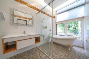 Koupelna v ubytování Rainbow Garden B&B + 32 fotografií
