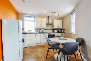 a kitchen with a table and chairs in a room at PRIMEEE LOCATION - Modern Central Apartment in Bristol