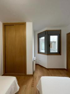 A bed or beds in a room at Ático en Cambados