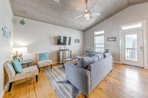 een woonkamer met een bank en twee stoelen bij Eskridge Gem Unit A in Port Aransas