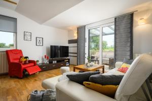 ein Wohnzimmer mit Sofa und Fernseher in der Unterkunft Apartment David in Dračevac