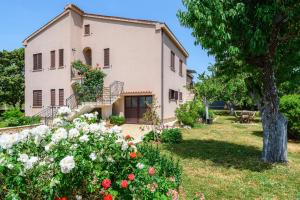 eine Außenansicht eines Hauses mit Blumen in der Unterkunft Apartment David in Dračevac