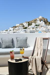 une terrasse avec une chaise et une table avec une boisson dans l'établissement Ios Art Studios & Luxury Apartments, à Ios Chora