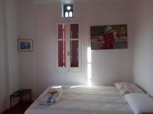 a white room with a bed and a window at ArtHome0A in Panormos
