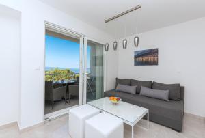 een woonkamer met een bank en een tafel bij Apartments M&A in Makarska