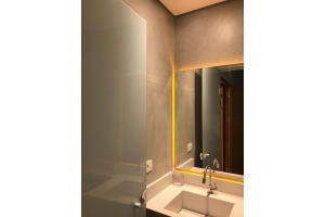 Casa d'Aroeira Residencial Boutique - Centro de Juqueí - 2 quadras do mar - Serviço de Praia - Roupa de Cama 600 fios algodão Egípcio - Toalhas Banho e Praia - Tudo Novo - Estacionamento Interno - Cozinha - Consulte unidades com Ofurô Hidro e Cromoterapia的一间浴室