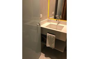 Casa d'Aroeira Residencial Boutique - Centro de Juqueí - 2 quadras do mar - Serviço de Praia - Roupa de Cama 600 fios algodão Egípcio - Toalhas Banho e Praia - Tudo Novo - Estacionamento Interno - Cozinha - Consulte unidades com Ofurô Hidro e Cromoterapia的一间浴室