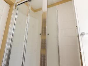 um chuveiro com porta de vidro em um banheiro em The Mews Cottage em Lytham St Annes mais 7 fotografias