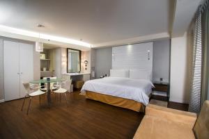una stanza d'albergo con un letto e un tavolo di BelAir Business a Wyndham Garden Hotel a Città del Messico Altre 50 foto