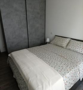 a bedroom with a large white bed in a room at apartment GiòHome in Grado +30 photos