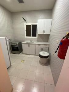 a small kitchen with a toilet and a sink at شقق ليالي الشرق للوحدات 3 in Al Ahsa