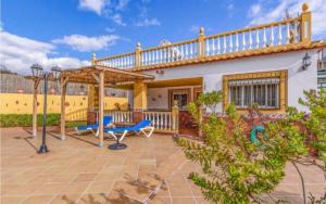 une maison avec une terrasse et un kiosque dans l'établissement cortijo Maria Gomez, à Malaga