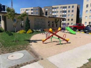Ο χώρος παιχνιδιού για παιδιά στο Depto full equipado con estacionamiento y piscina