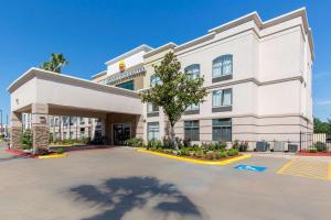 um hotel com um parque de estacionamento em frente em Comfort Inn & Suites SW Houston Sugarland em Houston