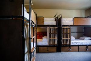 eine Gruppe Etagenbetten in einem Zimmer in der Unterkunft KEX Hotel in Portland