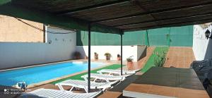 uma piscina com espreguiçadeiras e uma piscina em Casa Cueva La Fuente em Fontanar