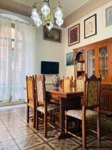 - une salle à manger avec une table et des chaises en bois dans l'établissement Appartamento retrò-chic in La Spezia, à La Spezia