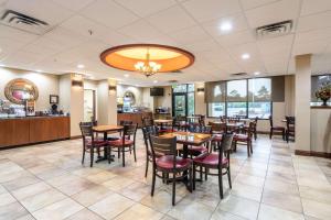 uma sala de jantar com mesas e cadeiras num restaurante em Comfort Suites em Panama City Beach