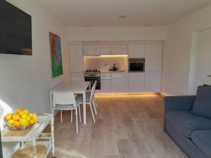 ein Wohnzimmer mit einem Tisch und einem blauen Sofa in der Unterkunft Casa/Apartamento de hóspedes in Viana do Castelo