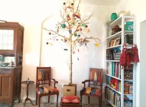 アルゲーロにあるB&B El Solのリビングルーム(椅子2脚付)のクリスマスツリー
