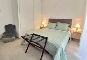 1 dormitorio con 1 cama grande y 1 silla en T2 neuf avec belle terrasse proche plage, en Folelli