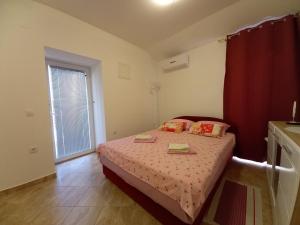 a bedroom with a bed with two towels on it at Apartment & Studio Vrdoljak in Sveti Anton